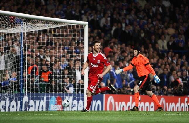 Xabi Alonso (Liverpool) trifft gegen Torwart Petr Cech (Chelsea) - EDITORIAL USE ONLY. No use with unauthorised audio, video, data, fixture lists, club league logos or live services. Online in-match use limited to 120 images, no video emulation. No use in betting, games or single club league player publications. Fußball EC 1 Herren Champions League 2008 2009, FC Chelsea London - FC Liverpool Gruppe London
