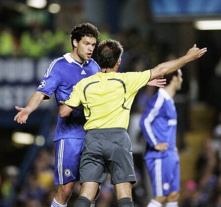 Michael Ballack (Chelsea) reklamiert bei FIFA Schiedsrichter Luis Medina Cantalejo (Spanien) - EDITORIAL USE ONLY. No use with unauthorised audio, video, data, fixture lists, club league logos or live services. Online in-match use limited to 120 images, no video emulation. No use in betting, games or single club league player publications. Fußball EC 1 Herren Champions League 2008 2009, FC Chelsea London Gruppe London Enttäuschung,