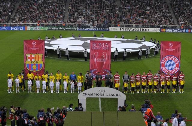 Große Fußballbühne in München - Vorstellung der Mannschaften des FC Barcelona (li.) und von Bayern vor dem Champions League Viertelfinale Fußball EC 1 Herren Champions League 2008 2009, FC Bayern München - FC Barcelona, Barca Totale München
