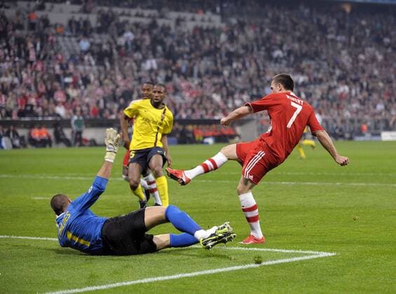 Franck Ribery (Bayern, re.) trifft zum 1:0 gegen Torwart Victor Valdes (FC Barcelona) Fußball EC 1 Herren Champions League 2008 2009, FC Bayern München - FC Barcelona, Barca Gruppe München Dynamik,