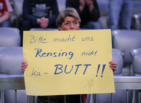 Bitte macht uns Rensing nicht ka BUTT! In Anspielung auf das interne Torwartduell beim FC Bayern München zwischen Michael Rensing und Hans Jörg Butt präsentiert ein weiblicher Fan ihr Plakat Fußball EC 1 Herren Champions League 2008 2009, FC Bayern München Einzelbild München Enttäuschung,