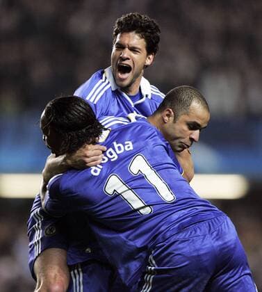 Michael Ballack (o.), Alex (re.) und Didier Drogba (alle Chelsea) - Torjubel - EDITORIAL USE ONLY. No use with unauthorised audio, video, data, fixture lists, club league logos or live services. Online in-match use limited to 120 images, no video emulation. No use in betting, games or single club league player publications. Fußball EC 1 Herren Champions League 2008 2009, Chelsea FC London Gruppe London Freude, Begeisterung
