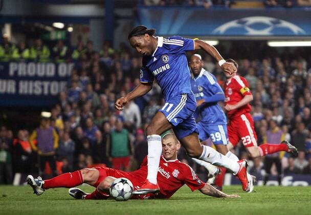 Didier Drogba (Chelsea) gegen Martin Skrtel (Liverpool, u.) - EDITORIAL USE ONLY. No use with unauthorised audio, video, data, fixture lists, club league logos or live services. Online in-match use limited to 120 images, no video emulation. No use in betting, games or single club league player publications. Fußball EC 1 Herren Champions League 2008 2009, Chelsea FC London - Liverpool FC 4:4 Gruppe London Dynamik,