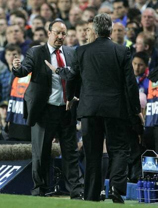 Trainer Rafael Benitez (Liverpool, li.) und Trainerkollege Guus Hiddink (Chelsea, vorn) beim 4. Offiziellen - EDITORIAL USE ONLY. No use with unauthorised audio, video, data, fixture lists, club league logos or live services. Online in-match use limited to 120 images, no video emulation. No use in betting, games or single club league player publications. Fußball EC 1 Herren Champions League 2008 2009, Chelsea FC London - Liverpool FC 4:4 Gruppe London