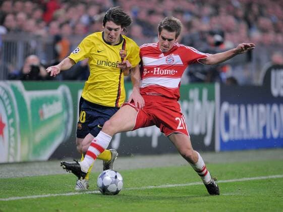 Lionel Messi (FC Barcelona, li.) gegen Philipp Lahm (Bayern) Fußball EC 1 Herren Champions League 2008 2009, FC Bayern München - FC Barcelona 1:1, Barca Gruppe München Dynamik, Kampf,