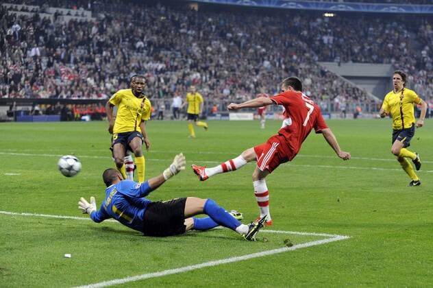 Franck Ribery (Bayern, re.) erzielt das 1:0 gegen Torwart Victor Valdes (FC Barcelona) Fußball EC 1 Herren Champions League 2008 2009, FC Bayern München - FC Barcelona 1:1, Barca Gruppe München Dynamik,