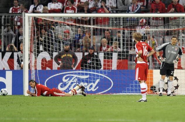 Enttäuschte Bayern nach dem Gegentreffer, v.li. Martin Demichelis, Andreas Ottl und Torwart Hans Jörg Butt Fußball EC 1 Herren Champions League 2008 2009, FC Bayern München Gruppe München Erschöpfung,
