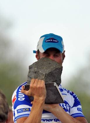 Tom Boonen (Belgien Quick Step), Sieger von Paris Roubaix 2009, präsentiert die Trophäe -  Radsport Herren Paris Roubaix 2009, Straßenradsport, Straße, Rad Einzelbild Roubaix Freude,