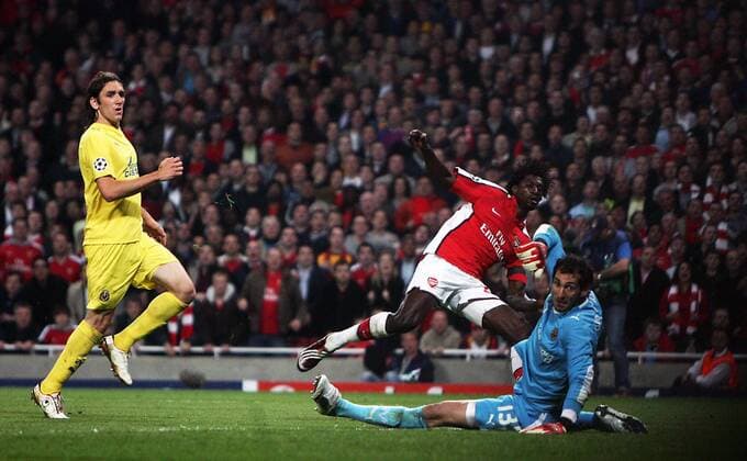 Emmanuel Adebayor (Arsenal, Mitte) trifft gegen Torwart Diego Lopez (Villarreal) zum 2:0 - EDITORIAL USE ONLY. No use with unauthorised audio, video, data, fixture lists, club league logos or live services. Online in-match use limited to 120 images, no video emulation. No use in betting, games or single club league player publications. Fußball EC 1 Herren Champions League 2008 2009, FC, London Gruppe London