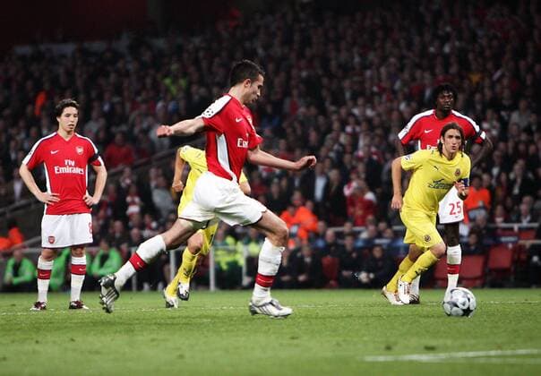 Robin van Persie (Arsenal) trifft gegen Villarreal per Elfmeter zum 3:0 - EDITORIAL USE ONLY. No use with unauthorised audio, video, data, fixture lists, club league logos or live services. Online in-match use limited to 120 images, no video emulation. No use in betting, games or single club league player publications. Fußball EC 1 Herren Champions League 2008 2009, FC Gruppe London