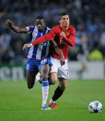 Cristiano Ronaldo (Manchester United, re.) gegen Aly Cissokho (Porto) - Fußball EC 1 Herren Champions League 2008 2009, FC Porto - ManU 0:1 Gruppe Porto Dynamik, Kampf,