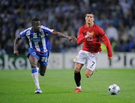 Cristiano Ronaldo (Manchester United, re.) gegen Aly Cissokho (Porto) - Fußball EC 1 Herren Champions League 2008 2009, FC Porto - ManU 0:1 Gruppe Porto Dynamik,