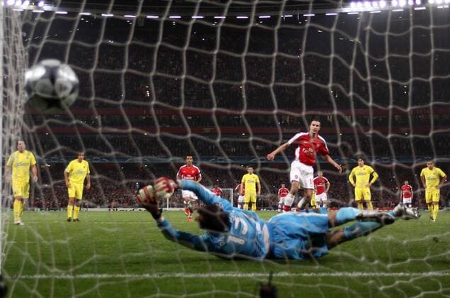 Robin van Persie (Arsenal) erzielt das 3:0 gegen Torwart Diego Lopez (Villarreal) per Elfmeter -  Fußball EC 1 Herren Champions League 2008 2009, Arsenal FC London - Villarreal CF 3:0 Gruppe London