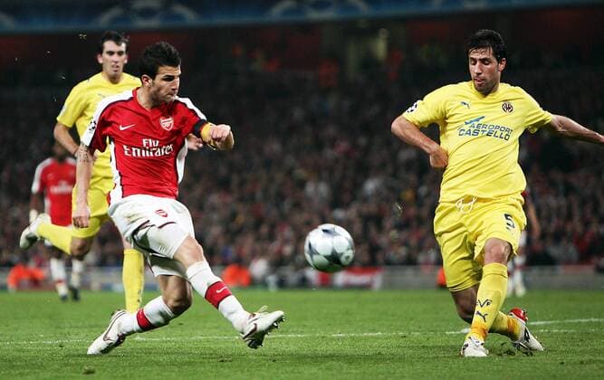 Cesc Fabregas (Arsenal, li.) gegen Joan Capdevila (Villarreal) - EDITORIAL USE ONLY. No use with unauthorised audio, video, data, fixture lists, club league logos or live services. Online in-match use limited to 120 images, no video emulation. No use in betting, games or single club league player publications. Fußball EC 1 Herren Champions League 2008 2009, FC Arsenal London - Villarreal CF 3:0 Gruppe London Dynamik,