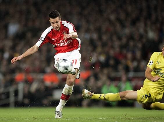 Robin van Persie (Arsenal, li.) im Duell - EDITORIAL USE ONLY. No use with unauthorised audio, video, data, fixture lists, club league logos or live services. Online in-match use limited to 120 images, no video emulation. No use in betting, games or single club league player publications. Fußball EC 1 Herren Champions League 2008 2009, FC Arsenal London - Villarreal CF 3:0 Gruppe London Dynamik,