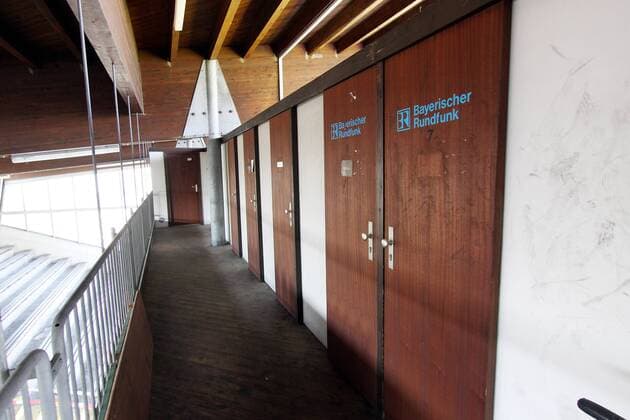 Verschlissene Türen der Kommentatoren- und Pressekabinen vom Bayerischen Rundfunk im Stadion an der Grünwalder Straße Fußball Herren 3. Liga 2008 2009, Regionalliga Süd, Stadionstory, Reportage, Totale Stadion an der Grünwalder Straße München