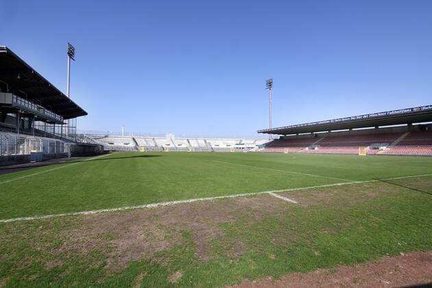 Vernachlässigter Rasen im Stadion an der Grünwalder Straße - allerdings erst hinter der Grundlinie Fußball Herren 3. Liga 2008 2009, Regionalliga Süd, Stadionstory, Reportage, Totale Stadion an der Grünwalder Straße München