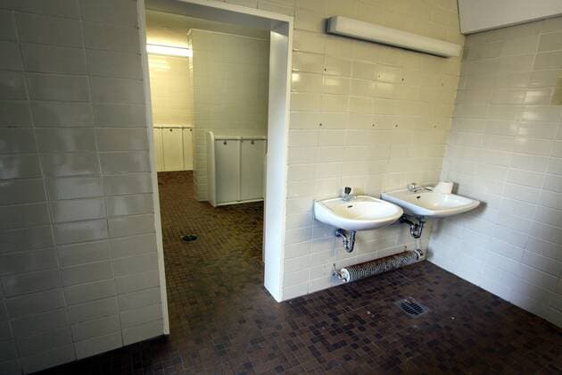 Öffentliche Toilette im Stadion an der Grünwalder Straße Fußball Herren 3. Liga 2008 2009, Regionalliga Süd, Stadionstory, Reportage, Totale Stadion an der Grünwalder Straße München