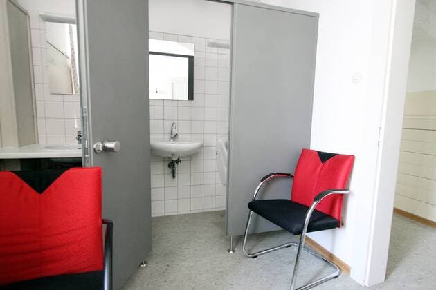Raum für Dopingkontrolle im Stadion an der Grünwalder Straße Fußball Herren 3. Liga 2008 2009, Regionalliga Süd, Stadionstory, Reportage, Einzelbild Stadion an der Grünwalder Straße München