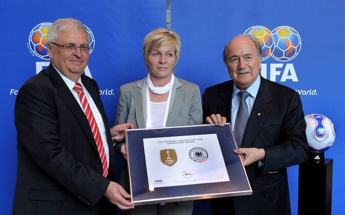 DFB Präsident Dr. Theo Zwanziger (li.) und Bundestrainerin Silvia Neid (beide Deutschland) nehmen von FIFA Präsident Joseph S. Blatter (Schweiz) das Champions Badge für die Weltmeisterschaft 2007 entgegen - Fußball WM Herren FIFA Pressetermin 2009, Frauen, Frauenfußball, Nationalteam, vdig Gruppe Zürich