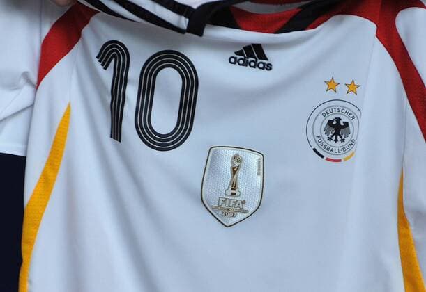 Champions Badge für Weltmeister Deutschland (2007) auf einem Nationaltrikot - Fußball WM Herren FIFA Pressetermin 2009, WM 2007, Frauen, Frauenfußball, Nationalteam, vdig Einzelbild Zürich