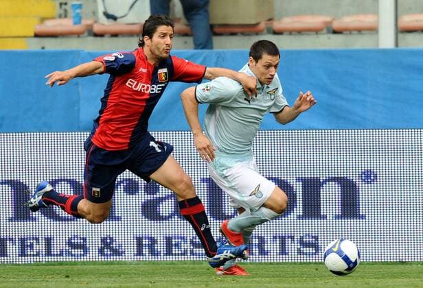 Mauro Zarate (Lazio Rom, re.) gegen Giuseppe Sculli (Genoa CFC) -  Fußball Herren Serie A 2008 2009, 1. Italienische Liga, FC Genua 1893 - Lazio Rom 0:1 Gruppe Genua Dynamik,