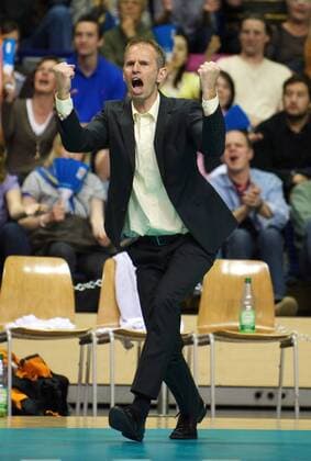 Trainer Michael Warm (SCC Berlin) jubelt Volleyball 1. BL Herren Saison 2008 2009, Halbfinale, Playoffs, Playoff, Play Offs, Off, SC Charlottenburg Einzelbild Berlin Begeisterung, Freude,