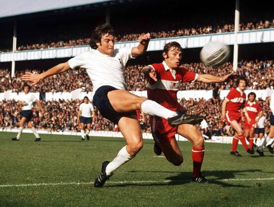 Jimmy Neighbour (Tottenham Hotspur, li.) gegen Frank Sproggon (Middlesbrough) -  Fußball Herren English Football League First Division 1974 1975, One, 1. Liga, Gruppe London Dynamik, Kampf,