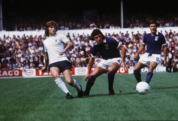 Jimmy Neighbour (Tottenham Hotspur, li.) gegen Brian Talbot (Mitte) und Colin Viljoen (beide Ipswich Town) -  Fußball Herren English Football League First Division 1974 1975, One, 1. Liga, Gruppe London Dynamik,