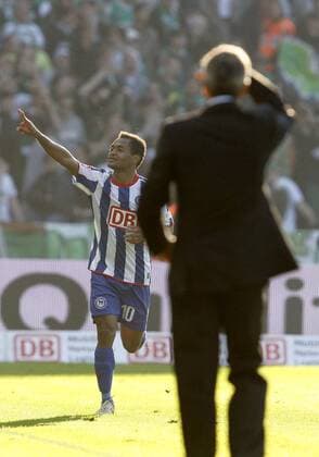 Raffael (hi.) läuft jubelnd zu Trainer Lucien Favre (beide Hertha) Fußball 1. BL Herren Saison 2008 2009, Hertha BSC Berlin Gruppe Berlin Begeisterung, Freude,