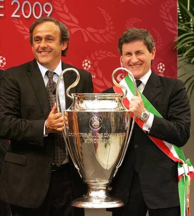 UEFA Präsident Michel Platini (Frankreich, li.) und Bürgermeister Gianni Alemanno (Rom Italien) präsentieren die Champions League Trophäe für das Finale in Rom - Fußball EC 1 Herren Champions League 2008 2009, Finale, PK, Pressetermin, Ankunft Gruppe o0 Vorschau Rom Freude,