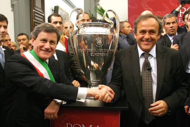 UEFA Präsident Michel Platini (Frankreich, re.) und Bürgermeister Gianni Alemanno (Rom Italien) präsentieren die Champions League Trophäe für das Finale in Rom - Fußball EC 1 Herren Champions League 2008 2009, Finale, PK, Pressetermin, Ankunft Gruppe o0 Vorschau Rom Freude,