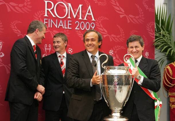 Bürgermeister Gianni Alemanno (Rom Italien, re.) und UEFA Präsident Michel Platini (Frankreich) präsentieren die Champions League Trophäe - Fußball EC 1 Herren Champions League 2008 2009, Finale, PK, Pressetermin, Ankunft Gruppe o0 Vorschau Rom Freude,