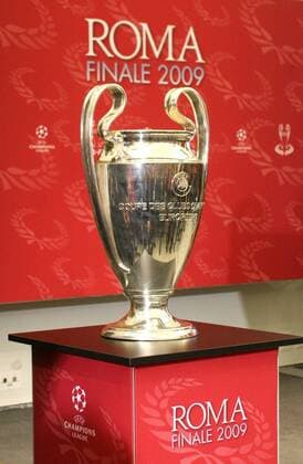 Champions League Trophäe ist im Finalspielort Rom angekommen - Fußball EC 1 Herren Champions League 2008 2009, Finale, PK, Pressetermin, Ankunft Einzelbild o0 Vorschau Rom
