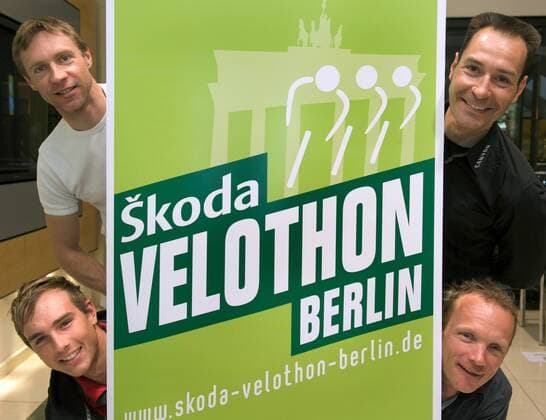 Jens Voigt (li.), Erik Zabel (beide o.) sowie John Degenkolb (li.) und Uwe Peschel (alle Deutschland) während eines Pressetermins für Skoda Velothon 2009 in Berlin Radsport Herren Skoda Velothon 2009, Straßenradsport, Straße, Rad, Freizeit, Freizeitsport Gruppe Berlin Freude,