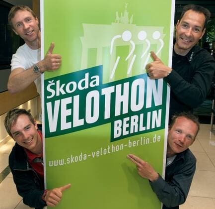 Jens Voigt (li.), Erik Zabel (beide o.) sowie John Degenkolb (li.) und Uwe Peschel (alle Deutschland) während eines Pressetermins für Skoda Velothon 2009 in Berlin Radsport Herren Skoda Velothon 2009, Straßenradsport, Straße, Rad, Freizeit, Freizeitsport Gruppe Berlin Freude,