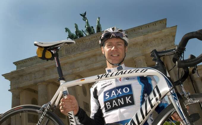 Jens Voigt (Deutschland Saxo Bank) während eines Pressetermins für Skoda Velothon 2009 in Berlin vor dem Brandenburger Tor Radsport Herren Skoda Velothon 2009, Straßenradsport, Straße, Rad, Freizeit, Freizeitsport Einzelbild Berlin Freude,