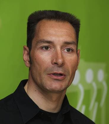 Erik Zabel (Deutschland) während einer Pressekonferenz zum Skoda Velothon 2009 Radsport Herren Skoda Velothon 2009, Straßenradsport, Straße, Rad, Radrennen, Straßenradrennen Porträt Berlin Nachdenklichkeit,