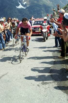 Bernard Hinault (Frankreich Renault Elf Gitane, vorn) im Anstieg zum Passo di Croce Domini -  Radsport Herren Giro d Italia 1982, dItalia, Straßenradsport, Straße, Rad, Totale 17. Etappe: Fiera di Primiero - Boario Terme Dynamik,