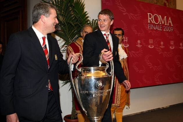 Ole Gunnar Solskjaer (re.) und Geschäftsführer David Gill (beide Manchester United) präsentieren die Champions League Trophäe in Rom - (ZUMAc04) Fußball EC 1 Herren Champions League Finale 2008 2009, Ankunft, Pressetermin Gruppe o0 Vorschau Rom Freude,