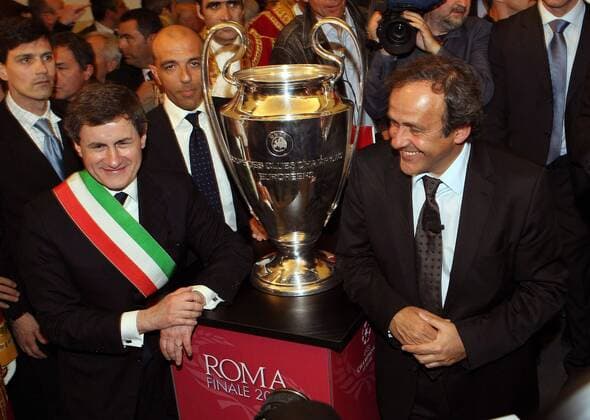 Bürgermeister Gianni Alemanno (Rom Italien, li.) und UEFA Präsident Michel Platini (Frankreich) präsentieren die Champions League Trophäe in Rom - (ZUMAc04) Fußball EC 1 Herren Champions League Finale 2008 2009, Ankunft, Pressetermin Gruppe o0 Vorschau Rom Freude,