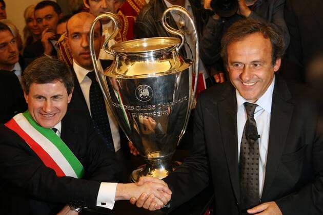 Bürgermeister Gianni Alemanno (Rom Italien, li.) und UEFA Präsident Michel Platini (Frankreich) präsentieren die Champions League Trophäe in Rom - (ZUMAc04) Fußball EC 1 Herren Champions League Finale 2008 2009, Ankunft, Pressetermin Gruppe o0 Vorschau Rom Freude,