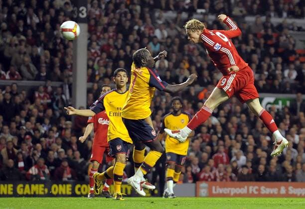 Fernando Torres (Liverpool, re.) köpft das 1:1 - EDITORIAL USE ONLY. No use with unauthorised audio, video, data, fixture lists, club league logos or live services. Online in-match use limited to 120 images, no video emulation. No use in betting, games or single club league player publications. Fußball Herren English Premier League 2008 2009, 1. Englische Liga, Liverpool FC - Arsenal FC London 4:4 Gruppe Liverpool Dynamik,