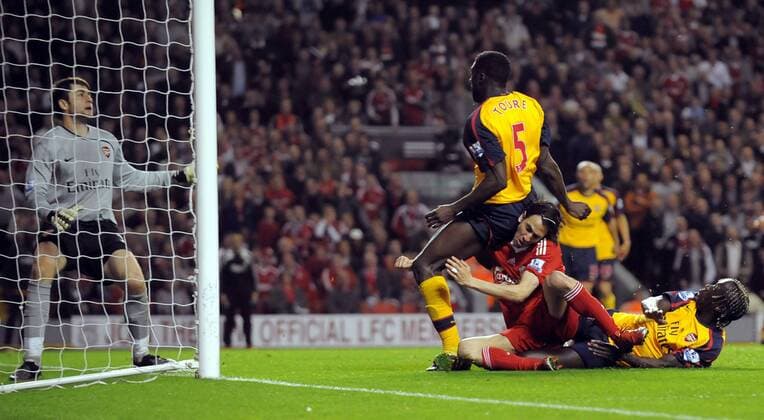 Yossi Benayoun (Liverpool, 2.v.re.) gegen Bakari Sagna (re.) und Kolo Toure (beide Arsenal) - EDITORIAL USE ONLY. No use with unauthorised audio, video, data, fixture lists, club league logos or live services. Online in-match use limited to 120 images, no video emulation. No use in betting, games or single club league player publications. Fußball Herren English Premier League 2008 2009, 1. Englische Liga, Liverpool FC - Arsenal FC London 4:4 Gruppe Liverpool Dynamik, Kampf,