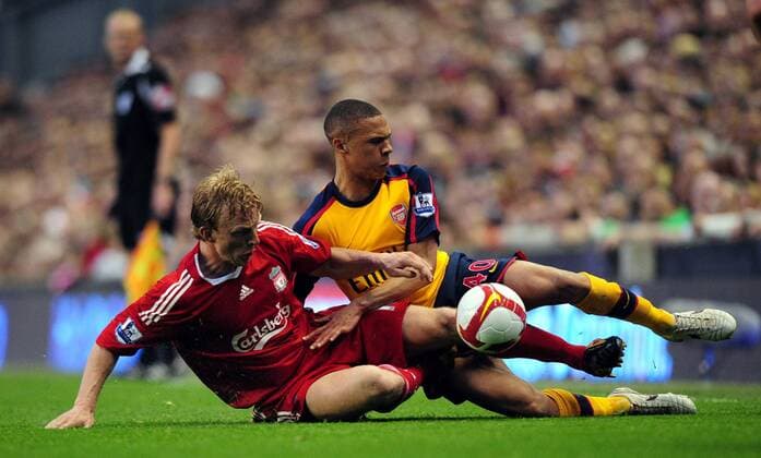 Dirk Kuyt (Liverpool, li.) gegen Kieran Gibbs (Arsenal) - EDITORIAL USE ONLY. No use with unauthorised audio, video, data, fixture lists, club league logos or live services. Online in-match use limited to 120 images, no video emulation. No use in betting, games or single club league player publications. Fußball Herren English Premier League 2008 2009, 1. Englische Liga, Liverpool FC - Arsenal FC London 4:4 Gruppe Liverpool Dynamik, Kampf,