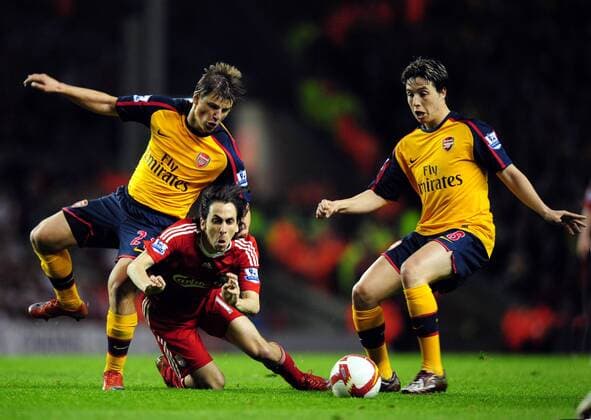 Yossi Benayoun (Liverpool, Mitte) gegen Andrey Arshavin (li.) und Samir Nasri (beide Arsenal) - EDITORIAL USE ONLY. No use with unauthorised audio, video, data, fixture lists, club league logos or live services. Online in-match use limited to 120 images, no video emulation. No use in betting, games or single club league player publications. Fußball Herren English Premier League 2008 2009, 1. Englische Liga, Liverpool FC - Arsenal FC London 4:4 Gruppe Liverpool Dynamik,