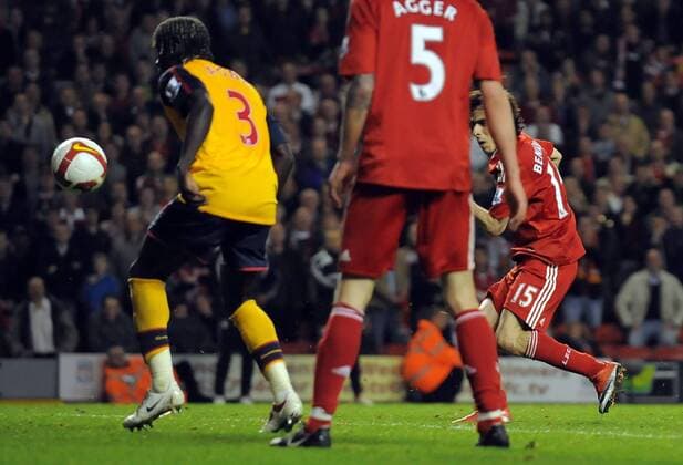 Yossi Benayoun (Liverpool, re.) erzielt das 4:4 - EDITORIAL USE ONLY. No use with unauthorised audio, video, data, fixture lists, club league logos or live services. Online in-match use limited to 120 images, no video emulation. No use in betting, games or single club league player publications. Fußball Herren English Premier League 2008 2009, 1. Englische Liga, Liverpool FC - Arsenal FC London 4:4 Gruppe Liverpool Dynamik,