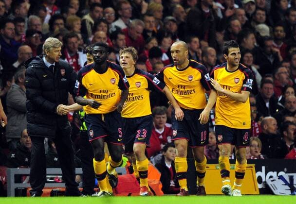 Torjubel Arsenal, v.li.: Trainer Arsene Wenger, Kolo Toure, Andrey Arshavin, Mikael Silvestre und Cesc Fabregas - EDITORIAL USE ONLY. No use with unauthorised audio, video, data, fixture lists, club league logos or live services. Online in-match use limited to 120 images, no video emulation. No use in betting, games or single club league player publications. Fußball Herren English Premier League 2008 2009, 1. Englische Liga, Arsenal FC London Gruppe Liverpool Freude,