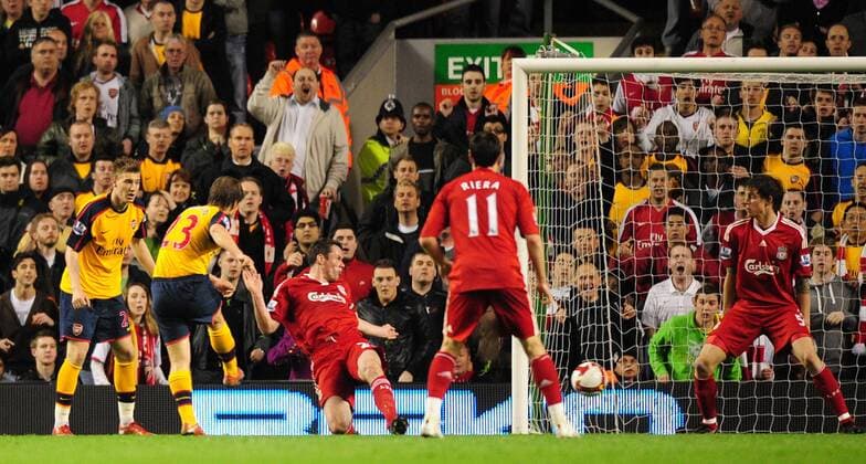Andrey Arshavin (Arsenal, 2.v.li.) erzielt gegen Jamie Carragher (Liverpool, 3.v.li.) das 3:4 - EDITORIAL USE ONLY. No use with unauthorised audio, video, data, fixture lists, club league logos or live services. Online in-match use limited to 120 images, no video emulation. No use in betting, games or single club league player publications. Fußball Herren English Premier League 2008 2009, 1. Englische Liga, Liverpool FC - Arsenal FC London 4:4 Gruppe Liverpool Dynamik,
