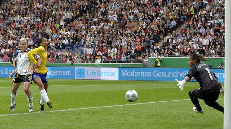 Anja Mittag (Deutschland, li.) trifft zum 1:0 gegen Torfrau Barbara und Aline Pellegrino (Brasilien) Fußball Länderspiel Damen Freundschaftsspiel 2009, Test, Testspiel, Frauen, Frauenfußball, Nationalteam, Nationaltrikot Gruppe Frankfurt M. Dynamik,